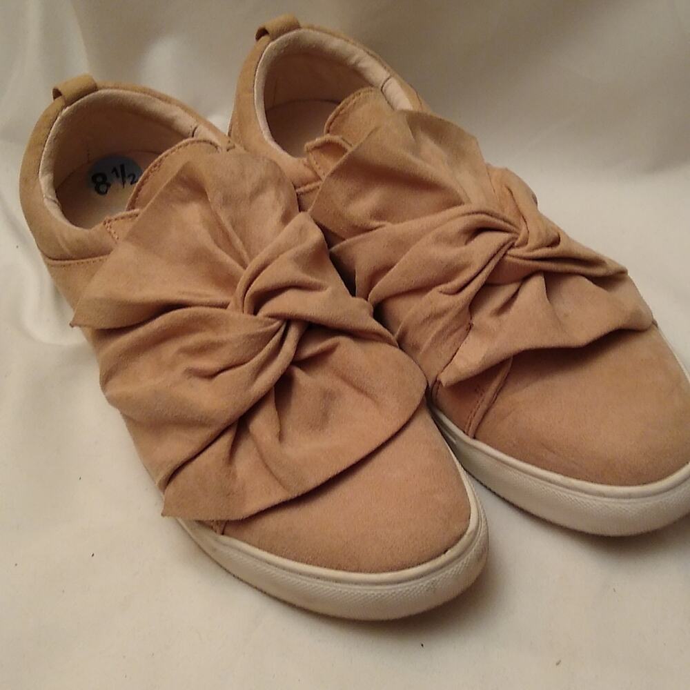 Reaction Kenneth Cole women's size 8.5  ruffled loafers.